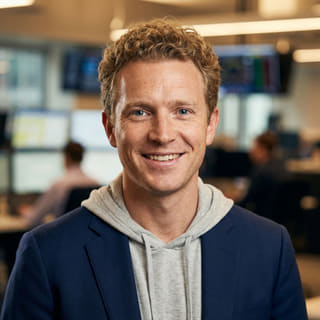 Foto del profilo di Ryan Brooks, presentato come Lead Trading Analyst di Coniazzura